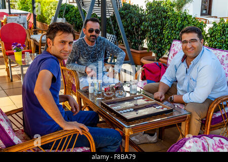 Türkische Männer spielen Backgammon In der Straße, Marmaris, Provinz Mugla, Türkei Stockfoto