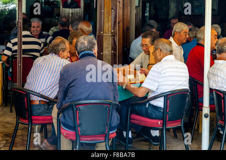 Türkische Männer spielen Okey, (eine Kachel basierte Spiel) auf dem Markt In Marmaris, Provinz Mugla, Türkei Stockfoto