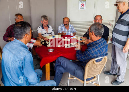 Türkische Männer spielen Okey, (eine Kachel basierte Spiel) auf dem Markt In Marmaris, Provinz Mugla, Türkei Stockfoto