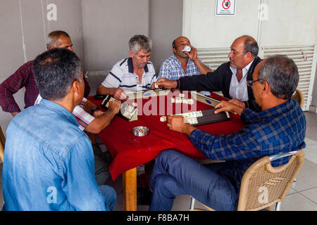 Türkische Männer spielen Okey, (eine Kachel basierte Spiel) auf dem Markt In Marmaris, Provinz Mugla, Türkei Stockfoto