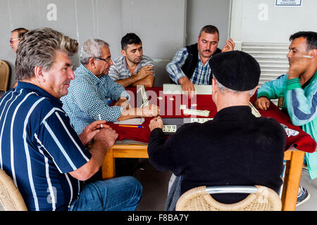 Türkische Männer spielen Okey, (eine Kachel basierte Spiel) auf dem Markt In Marmaris, Provinz Mugla, Türkei Stockfoto