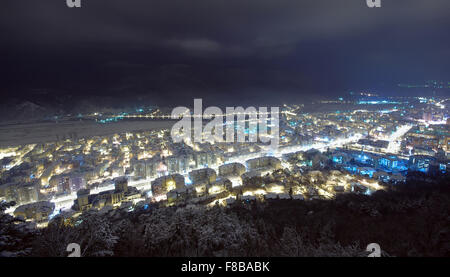 Stadtresort in Winternacht, Piatra Neamt, Rumänien Stockfoto