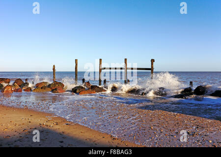 Ein Blick auf alte hölzerne Meer Verteidigung am Strand von Happisburgh, Norfolk, England, Vereinigtes Königreich.