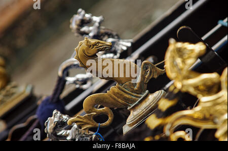 Seepferdchen-Figur auf Gondel Venedig, Italien Stockfoto