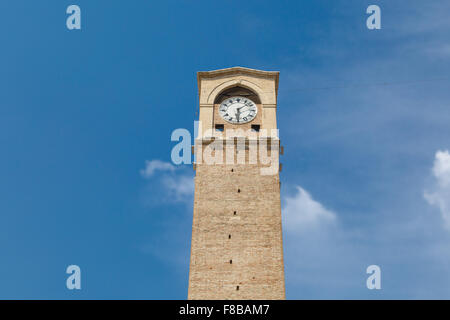 Ansicht von unten von Adana Clock Tower, der größten der Türkei, auf blauen Himmelshintergrund. Stockfoto