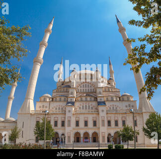 Äußere Ansicht von unten Adana Sabanci Moschee mit sechs Minaretten, am strahlend blauen Himmelshintergrund. Stockfoto