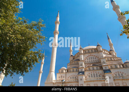 Äußere Ansicht von unten Adana Sabanci Moschee mit sechs Minaretten, am strahlend blauen Himmelshintergrund. Stockfoto