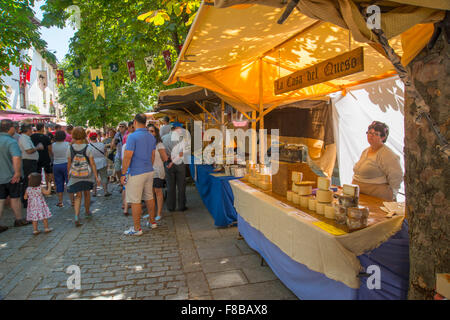 Käse Hersteller Stall im Flohmarkt. Kirschblüten-Festival, Covarrubias, Burgos Provinz, Kastilien-León, Spanien. Stockfoto