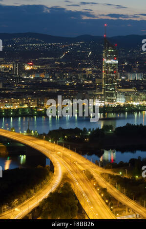 Stadt Wien, Millennium Tower und Donau. Österreich, Nachtaufnahme Stockfoto