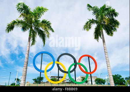 RIO DE JANEIRO, Brasilien - 31. Oktober 2015: Olympische Ringe stehen unter Palmen im Park Parque Madureira in Zona Norte. Stockfoto