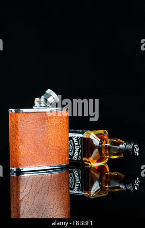 Jack Daniels und Flachmann Stockfoto