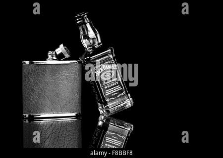 Schwarz und weiß von Jack Daniels und Flachmann Stockfoto