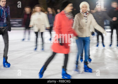 Skating Eindrücke auf der Eislaufbahn, London UK im Dezember Stockfoto