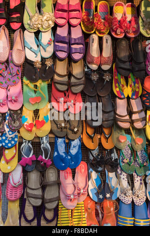 Bunte Sandalen zum Verkauf Colva Goa Indien Stockfoto