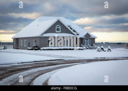 Moderne nordamerikanischen zuhause unter einer düsteren Winterhimmel. Stockfoto