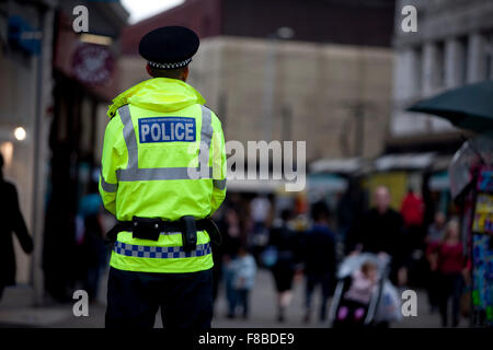 Polizei patrouillieren die Straßen von Manchester drei Nächte nach Unruhen in der Stadt getroffen. Stockfoto