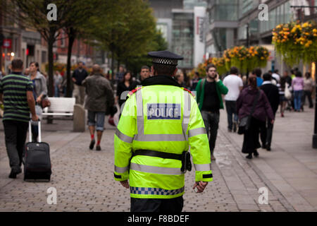 Polizei patrouillieren die Straßen von Manchester drei Nächte nach Unruhen in der Stadt getroffen. Stockfoto