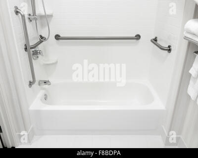Behinderte behindertengerechter Zugang Bad Badewanne mit Haltegriffe Stockfoto