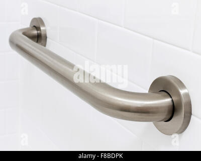 Bild des Greifers bar Handlauf in einem Hotel behinderten Behinderte Bad Stockfoto