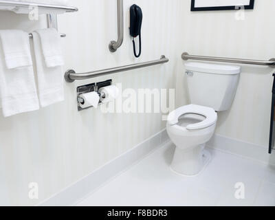 Behindertengerechter Zugang Badezimmer mit Haltegriffe und eine Toilette Stockfoto