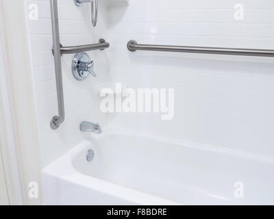 Behinderte behindertengerechter Zugang Bad Badewanne mit Haltegriffe Stockfoto