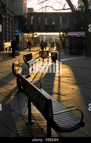 Ende des Wintersonnenschein in Hertford Street, Coventry, West Midlands, England, UK Stockfoto