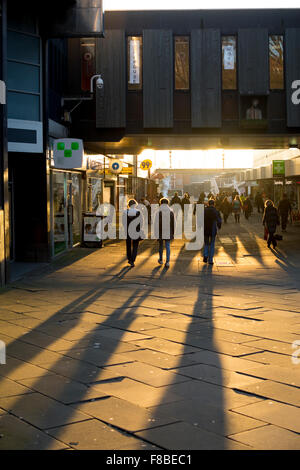 Ende des Wintersonnenschein in Hertford Street, Coventry, West Midlands, England, UK Stockfoto