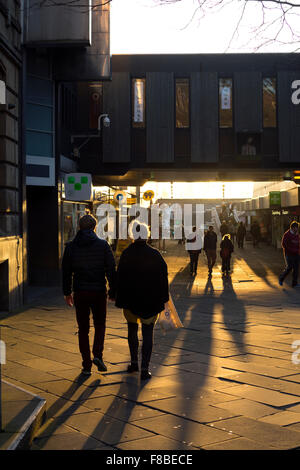 Ende des Wintersonnenschein in Hertford Street, Coventry, West Midlands, England, UK Stockfoto