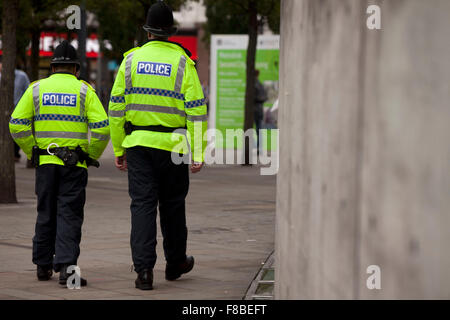 Polizei patrouillieren die Straßen von Manchester drei Nächte nach Unruhen in der Stadt getroffen. Stockfoto