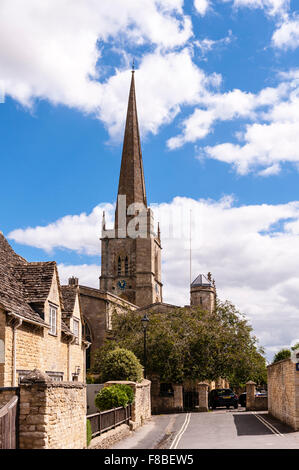 Blick auf St. John the Baptist Church in Burford, Oxfordshire, England, Großbritannien, Uk Stockfoto