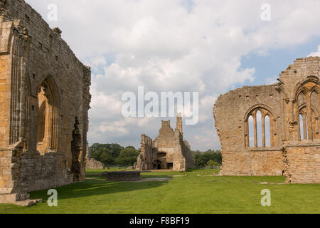 Die Ruinen des 12. Jahrhunderts, Prämonstratenser, Egglestone Abbey auf (Yorkshire) Südufer des Flusses Tees. Stockfoto