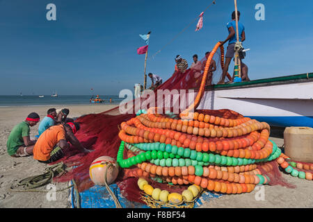 Fischer ihre Netze Colva Beach Goa Indien tendenziell Stockfoto