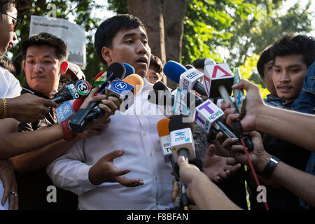 Bangkok, Bangkok, Thailand. 8. Dezember 2015. Der Anführer der '' Mitglieder der Liga der Liberalen Thammasat für Demokratie '' Sirawith Seritiwat wissen so gut wie '' Ja New'' mit einer Pressekonferenz innerhalb des Campus der Thammasat-Universität während er über die pro-Demokratie-Aktivisten verhaftet am Montag, 07. Dezember am Ratchaburi Ban Pong Bahnhof (est von Bangkok spricht) während sie den Skandal geplagt Rajabhakti Park in der Nähe von Hua Hin Stadt besuchen wollten. Bangkok, Thailand am 8. Dezember 2015. 17-Aktivisten zur Vertragsunterzeichnung vereinbart erschienen von militärischem Gewahrsam ca. 19:00 Stockfoto