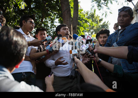 Bangkok, Bangkok, Thailand. 8. Dezember 2015. Der Anführer der '' Mitglieder der Liga der Liberalen Thammasat für Demokratie '' Sirawith Seritiwat wissen so gut wie '' Ja New'' mit einer Pressekonferenz innerhalb des Campus der Thammasat-Universität während er über die pro-Demokratie-Aktivisten verhaftet am Montag, 07. Dezember am Ratchaburi Ban Pong Bahnhof (est von Bangkok spricht) während sie den Skandal geplagt Rajabhakti Park in der Nähe von Hua Hin Stadt besuchen wollten. Bangkok, Thailand am 8. Dezember 2015. 17-Aktivisten zur Vertragsunterzeichnung vereinbart erschienen von militärischem Gewahrsam ca. 19:00 Stockfoto