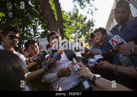 Bangkok, Bangkok, Thailand. 8. Dezember 2015. Der Anführer der '' Mitglieder der Liga der Liberalen Thammasat für Demokratie '' Sirawith Seritiwat wissen so gut wie '' Ja New'' mit einer Pressekonferenz innerhalb des Campus der Thammasat-Universität während er über die pro-Demokratie-Aktivisten verhaftet am Montag, 07. Dezember am Ratchaburi Ban Pong Bahnhof (est von Bangkok spricht) während sie den Skandal geplagt Rajabhakti Park in der Nähe von Hua Hin Stadt besuchen wollten. Bangkok, Thailand am 8. Dezember 2015. 17-Aktivisten zur Vertragsunterzeichnung vereinbart erschienen von militärischem Gewahrsam ca. 19:00 Stockfoto