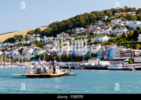 Die unteren Ferry trägt Fahrzeuge aus Dartmouth Kingswear über th Fluss Dart, Devon, England, UK Stockfoto