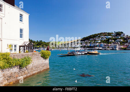 Die unteren Ferry trägt Fahrzeuge aus Dartmouth Kingswear über th Fluss Dart, Devon, England, UK Stockfoto