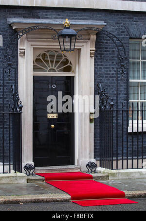 Der rote Teppich ist auf Nummer 10 Downing Street, London angelegt Stockfoto