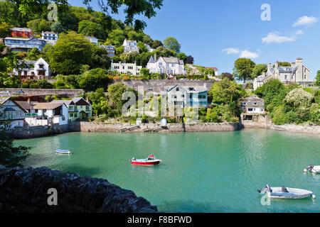 Eine interessante Mischung aus architektonischen Stilen mit Blick auf die geschützte Bucht der Kriegsflotte in Dartmouth, Devon, England, UK Stockfoto