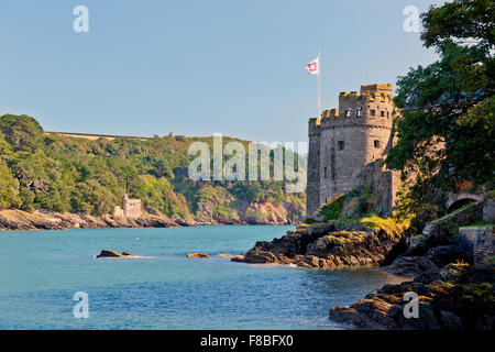 Dartmouth und Kingswear Burgen sind am gegenüberliegenden Ufer des Flusses Dart, Devon, England, UK gelegen. Stockfoto