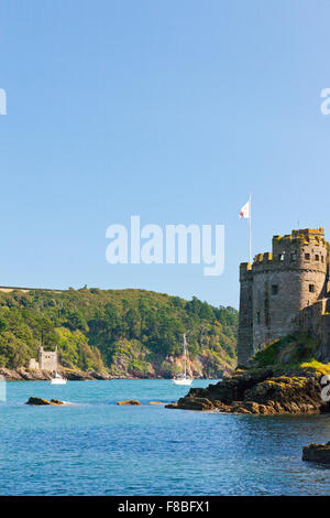 Dartmouth und Kingswear Burgen sind am gegenüberliegenden Ufer des Flusses Dart, Devon, England, UK gelegen. Stockfoto