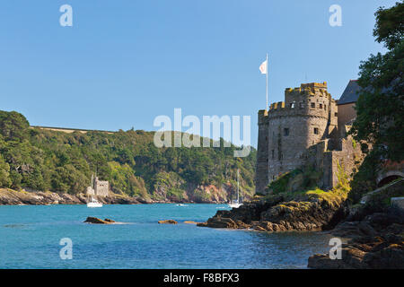 Dartmouth und Kingswear Burgen sind am gegenüberliegenden Ufer des Flusses Dart, Devon, England, UK gelegen. Stockfoto