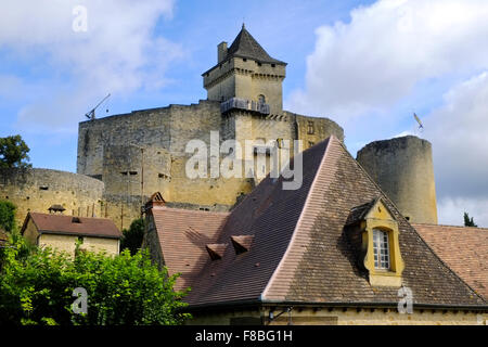 Blick auf das beeindruckende Schloss Schloß Castelnaud, Castelnaud-la-Chapelle, Dordogne, Aquitane, Frankreich Stockfoto