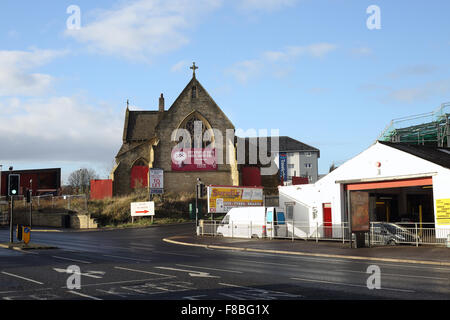 Verfallene Kirche in Huddersfield mit Costa Coffee Schild Stockfoto