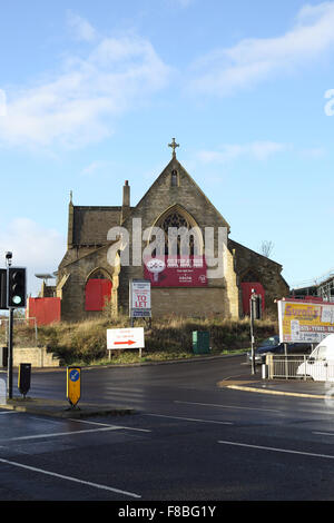 Verfallene Kirche in Huddersfield mit Costa Coffee Schild Stockfoto