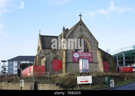 Verfallene Kirche in Huddersfield mit Costa Coffee Schild Stockfoto