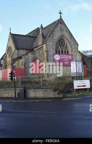 Verfallene Kirche in Huddersfield mit Costa Coffee Schild Stockfoto