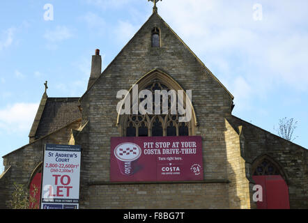 Verfallene Kirche in Huddersfield mit Costa Coffee Schild Stockfoto