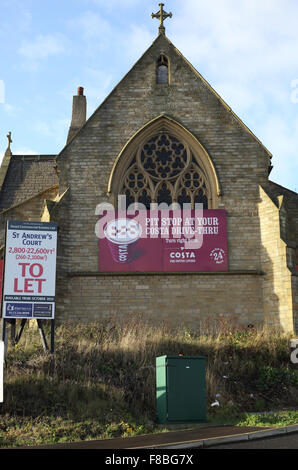 Verfallene Kirche in Huddersfield mit Costa Coffee Schild Stockfoto