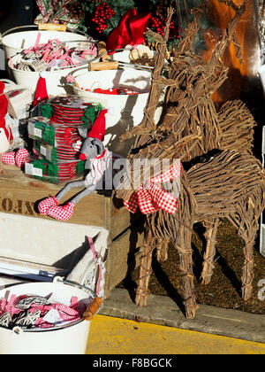 Geflochtene Weiden Rentiere und andere Weihnachtsdekorationen auf einen Stall auf Winchester Weihnachtsmarkt. Stockfoto